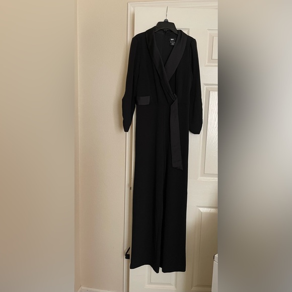 DKNY Jumpsuit, long sleeve crepe, satin collar. Size 4 - Picture 8 of 16